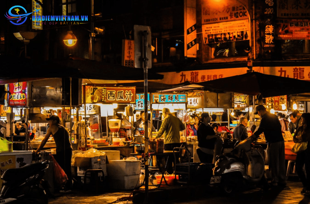 Chợ đêm Phùng Giáp