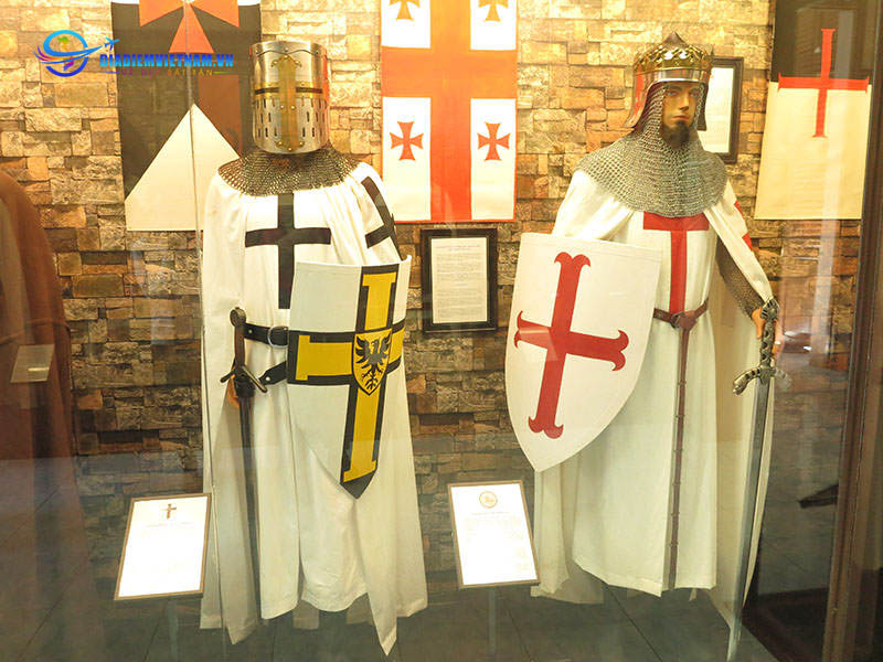 Quân phục của hiệp sĩ Templar vào thời Thập tự chinh