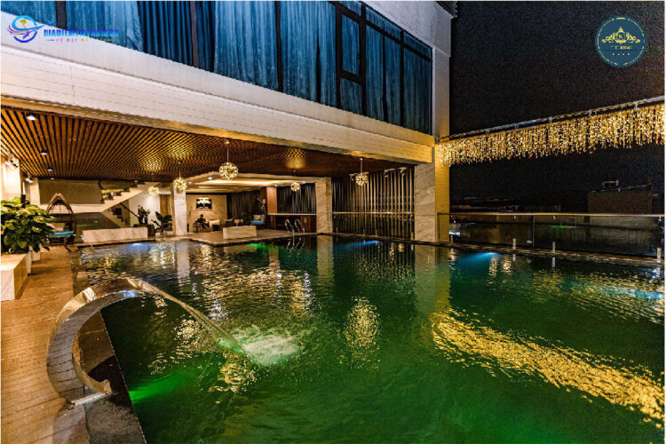 The King Hotel Thái Nguyên có một bể bơi ngoài trời vô cực đẹp mắt với tầm nhìn toàn cảnh ra thành phố.
