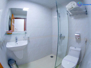 phòng tắm tại Jeanne Hotel Cao Bằng