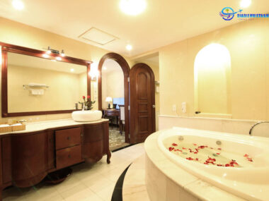 Phòng tắm tại khách sạn Sài Gòn Kim Liên Nghệ An