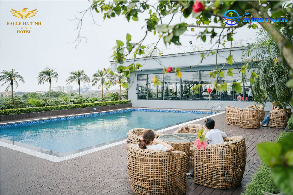 Không gian bể bơi tại khách sạn Eagle Hà Tĩnh