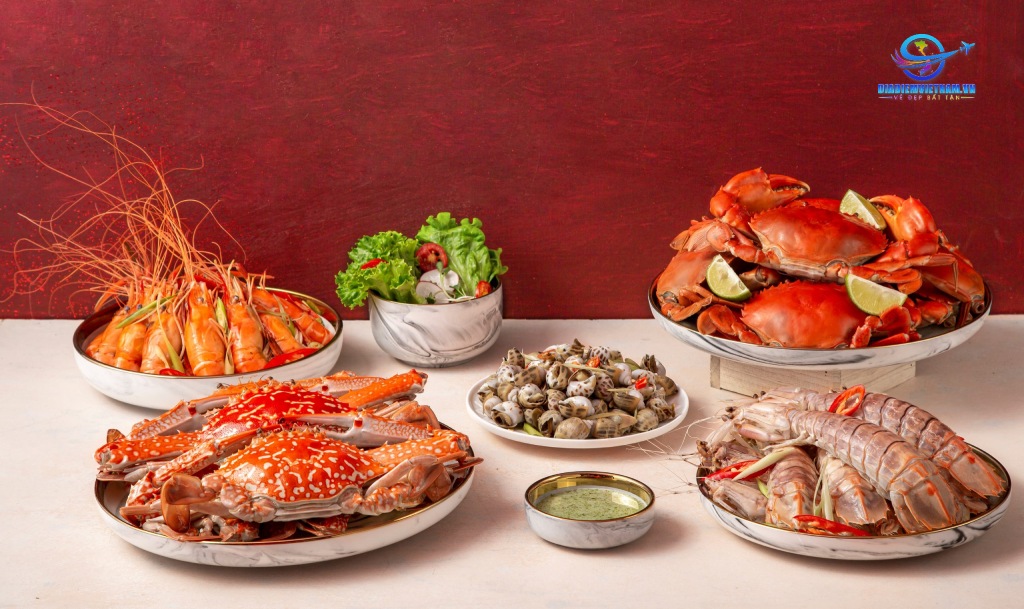 Thực đơn của nhà hàng nổi bật với nhiều món chế biến từ hải sản như: cua, ghẹ, cá, ốc, hàu