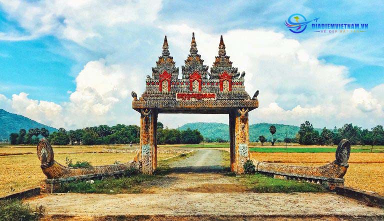 Cánh cổng chùa Koh Kas