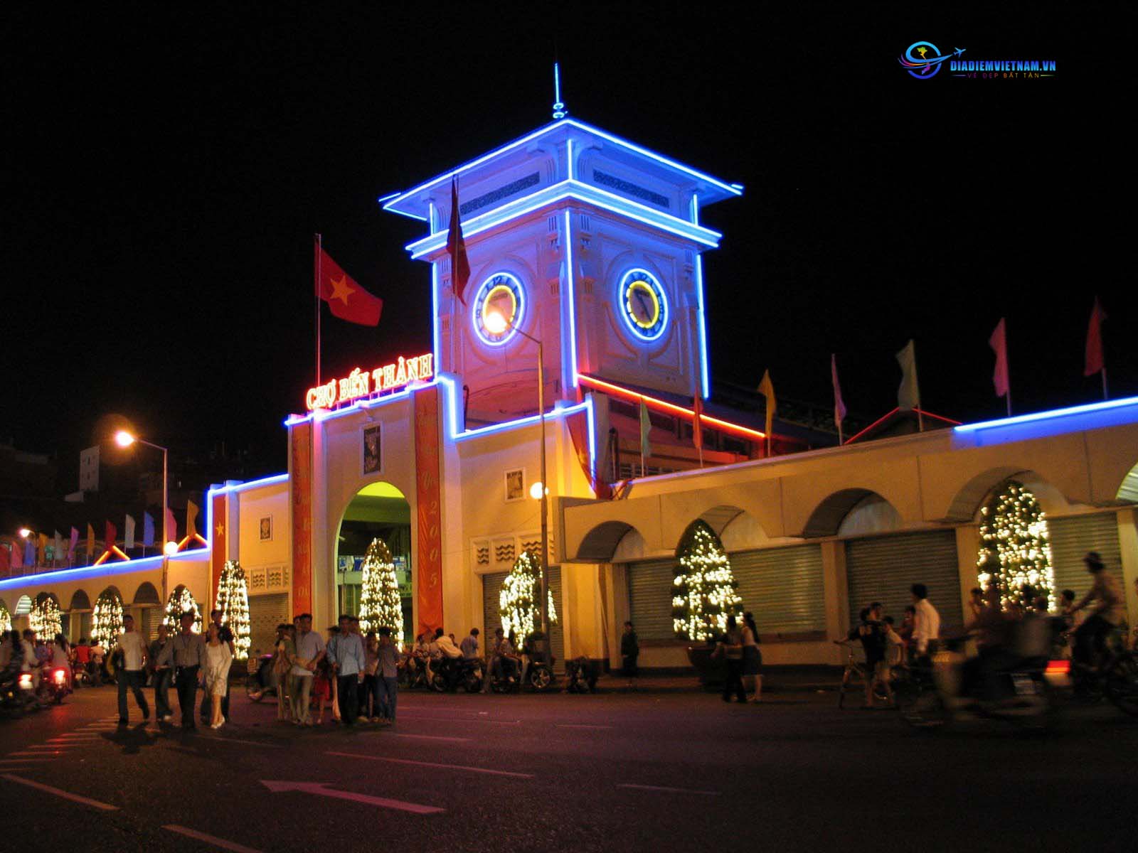 Chợ Bến Thành vào buổi tối