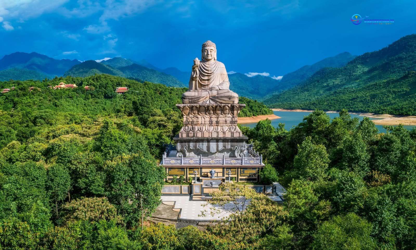 Chiêm bái tượng Phật khổng lồ 