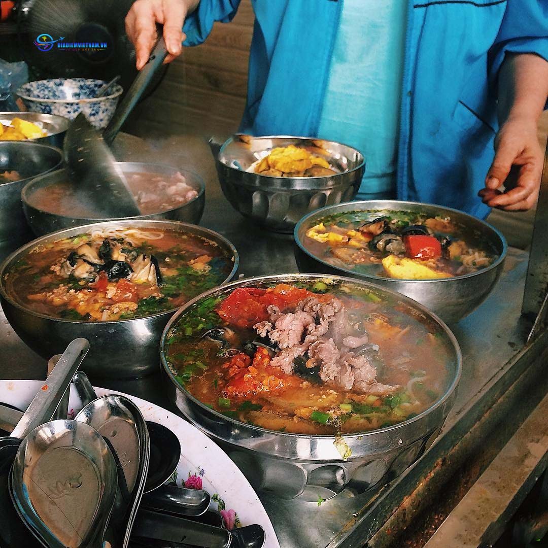 Khám phá ẩm thực ngõ chợ Đồng Xuân