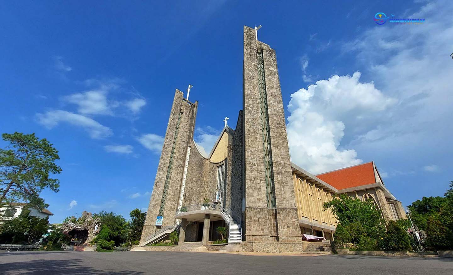 Khám phá kiến trúc bên ngoài nhà thờ