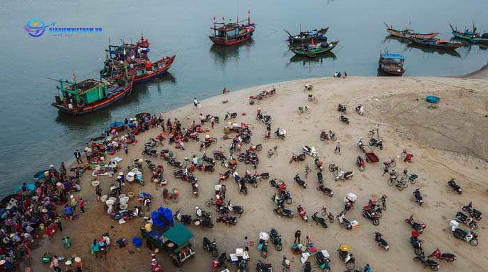 Khung cảnh chợ cá ven biển Cửa Nhượng