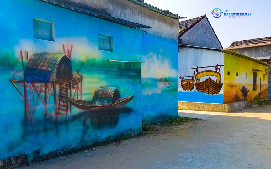 Ngôi làng ven biển nổi tiếng với các bức bích hoạ