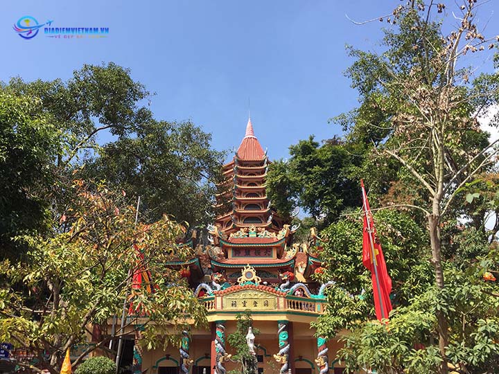 Khám phá vẻ đẹp của đền Mẫu Đồng